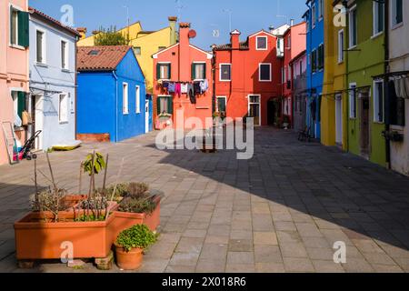 Case colorate, situate intorno ad una piccola piazza sull'isola di Burano. Foto Stock