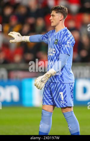 Rotherham, Regno Unito. 5 aprile 2024. Il portiere del Plymouth Argyle Michael Cooper (1) fa un gesto tra il Rotherham United FC e il Plymouth Argyle FC all'Aesseal New York Stadium, Rotherham, Inghilterra, Regno Unito il 5 aprile 2024 Credit: Every Second Media/Alamy Live News Foto Stock