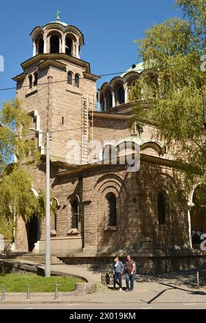 Un paio di turisti al St. Chiesa ortodossa Nedelya a Sofia Bulgaria, Europa orientale, Balcani, UE Foto Stock