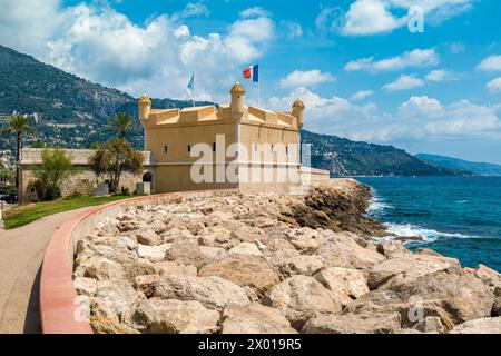 Vista dell'antica cittadella e del mare Mediterraneo sotto il cielo blu con nuvole bianche nella città di Mentone sulla Costa Azzurra. Foto Stock