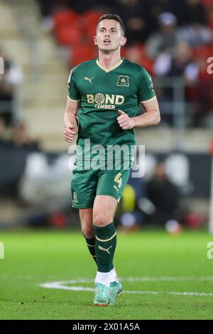 Rotherham, Regno Unito. 5 aprile 2024. Plymouth Argyle centrocampista Jordan Houghton (4) The Rotherham United FC vs Plymouth Argyle FC all'Aesseal New York Stadium, Rotherham, Inghilterra, Regno Unito il 5 aprile 2024 Credit: Every Second Media/Alamy Live News Foto Stock