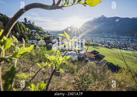 Ausblicke bei der Burg Freundsberg am südlichen Stadtrand von Schwaz in Tirol., circa 170 m über der Talsohle des Inntals im Frühling bei vorsommerlichen Sonnenschein AM 06.04.2024. // Vista dal Castello di Freundsberg alla periferia meridionale di Schwaz in Tirolo, a circa 170 m sopra il fondo della Valle dell'Inn in primavera, sotto il sole pre-estivo il 6 aprile 2024. - 20240406 PD12121 credito: APA-PictureDesk/Alamy Live News Foto Stock