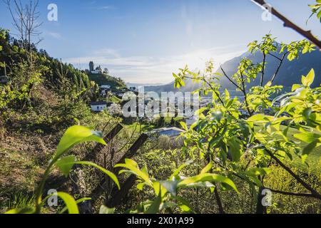 Ausblicke bei der Burg Freundsberg am südlichen Stadtrand von Schwaz in Tirol., circa 170 m über der Talsohle des Inntals im Frühling bei vorsommerlichen Sonnenschein AM 06.04.2024. // Vista dal Castello di Freundsberg alla periferia meridionale di Schwaz in Tirolo, a circa 170 m sopra il fondo della Valle dell'Inn in primavera, sotto il sole pre-estivo il 6 aprile 2024. - 20240406 PD12160 credito: APA-PictureDesk/Alamy Live News Foto Stock