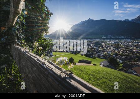 Ausblicke bei der Burg Freundsberg am südlichen Stadtrand von Schwaz in Tirol., circa 170 m über der Talsohle des Inntals im Frühling bei vorsommerlichen Sonnenschein AM 06.04.2024. // Vista dal Castello di Freundsberg alla periferia meridionale di Schwaz in Tirolo, a circa 170 m sopra il fondo della Valle dell'Inn in primavera, sotto il sole pre-estivo il 6 aprile 2024. - 20240406 PD12077 credito: APA-PictureDesk/Alamy Live News Foto Stock