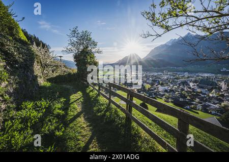 Ausblicke bei der Burg Freundsberg am südlichen Stadtrand von Schwaz in Tirol., circa 170 m über der Talsohle des Inntals im Frühling bei vorsommerlichen Sonnenschein AM 06.04.2024. // Vista dal Castello di Freundsberg alla periferia meridionale di Schwaz in Tirolo, a circa 170 m sopra il fondo della Valle dell'Inn in primavera, sotto il sole pre-estivo il 6 aprile 2024. - 20240406 PD12085 credito: APA-PictureDesk/Alamy Live News Foto Stock