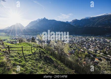 Ausblicke bei der Burg Freundsberg am südlichen Stadtrand von Schwaz in Tirol., circa 170 m über der Talsohle des Inntals im Frühling bei vorsommerlichen Sonnenschein AM 06.04.2024. // Vista dal Castello di Freundsberg alla periferia meridionale di Schwaz in Tirolo, a circa 170 m sopra il fondo della Valle dell'Inn in primavera, sotto il sole pre-estivo il 6 aprile 2024. - 20240406 PD12068 credito: APA-PictureDesk/Alamy Live News Foto Stock