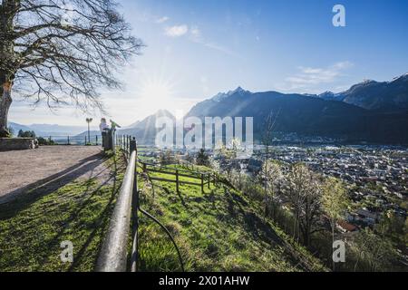 Ausblicke bei der Burg Freundsberg am südlichen Stadtrand von Schwaz in Tirol., circa 170 m über der Talsohle des Inntals im Frühling bei vorsommerlichen Sonnenschein AM 06.04.2024. // Vista dal Castello di Freundsberg alla periferia meridionale di Schwaz in Tirolo, a circa 170 m sopra il fondo della Valle dell'Inn in primavera, sotto il sole pre-estivo il 6 aprile 2024. - 20240406 PD12039 credito: APA-PictureDesk/Alamy Live News Foto Stock