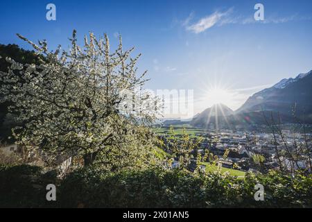Ausblicke bei der Burg Freundsberg am südlichen Stadtrand von Schwaz in Tirol., circa 170 m über der Talsohle des Inntals im Frühling bei vorsommerlichen Sonnenschein AM 06.04.2024. // Vista dal Castello di Freundsberg alla periferia meridionale di Schwaz in Tirolo, a circa 170 m sopra il fondo della Valle dell'Inn in primavera, sotto il sole pre-estivo il 6 aprile 2024. - 20240406 PD12057 credito: APA-PictureDesk/Alamy Live News Foto Stock