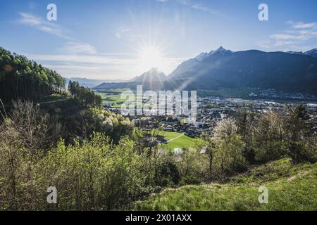 Ausblicke bei der Burg Freundsberg am südlichen Stadtrand von Schwaz in Tirol., circa 170 m über der Talsohle des Inntals im Frühling bei vorsommerlichen Sonnenschein AM 06.04.2024. // Vista dal Castello di Freundsberg alla periferia meridionale di Schwaz in Tirolo, a circa 170 m sopra il fondo della Valle dell'Inn in primavera, sotto il sole pre-estivo il 6 aprile 2024. - 20240406 PD11971 credito: APA-PictureDesk/Alamy Live News Foto Stock