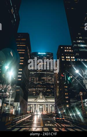 Il Grand Central Terminal e il MetLife Building visti dal viadotto di Park Ave in una serata piovosa - Manhattan, New York City Foto Stock