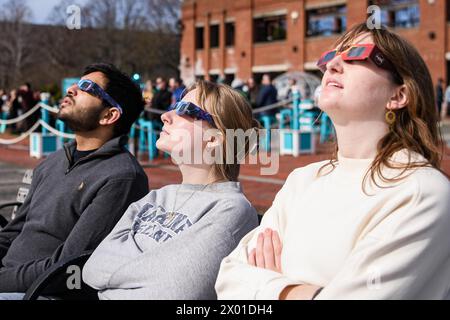 Boston, Stati Uniti. 8 aprile 2024. La gente guarda un'eclissi solare a Boston, negli Stati Uniti, 8 aprile 2024. Un'eclissi solare totale è stata spazzata in tutto il Nord America lunedì, mentre residenti e visitatori si sono riuniti in luoghi diversi lungo il percorso dell'eclissi per guardare e rallegrare. L'eclissi solare totale -- soprannominata la grande Eclipse americana per il suo lungo percorso sul Nord America -- era visibile nel cielo sopra parti del Messico, 15 stati Uniti e Canada orientale. Crediti: Ziyu Julian Zhu/Xinhua/Alamy Live News Foto Stock