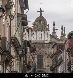 Strada tipica della città di Porto. Sullo sfondo la Chiesa di S. Bento da Vitoria Foto Stock