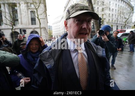 L'ex vice direttore postale e capo campagna elettorale Alan Bates arriva ad Aldwych House, nel centro di Londra, per testimoniare l'indagine IT DELL'ufficio postale Horizon. L'onorevole Bates fornirà le prove nell'ambito delle fasi cinque e sei dell'indagine, che esamineranno la governance, il risarcimento e il modo in cui l'Ufficio postale e altri hanno risposto allo scandalo. Data foto: Martedì 9 aprile 2024. Foto Stock