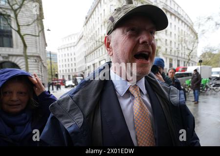 L'ex vice direttore postale e capo campagna elettorale Alan Bates arriva ad Aldwych House, nel centro di Londra, per testimoniare l'indagine IT DELL'ufficio postale Horizon. L'onorevole Bates fornirà le prove nell'ambito delle fasi cinque e sei dell'indagine, che esamineranno la governance, il risarcimento e il modo in cui l'Ufficio postale e altri hanno risposto allo scandalo. Data foto: Martedì 9 aprile 2024. Foto Stock