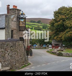 The Old Inn and Village green nel centro di Widecombe in the Moor, Dartmoor, Devon, Inghilterra, Regno Unito Foto Stock