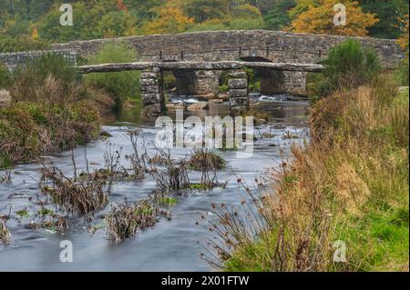 Il ponte in pietra del XIII secolo sull'East Dart River nel Dartmoor National Park a Postbridge, Dartmoor, Devon, Inghilterra Regno Unito Foto Stock