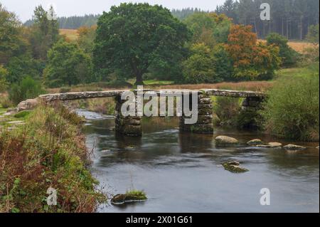 Il ponte in pietra del XIII secolo sull'East Dart River nel Dartmoor National Park a Postbridge, Dartmoor, Devon, Inghilterra Regno Unito Foto Stock