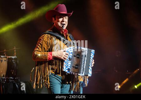 BARCELLONA, ESPAÑA – ABRIL 7. Los Tigres del Norte en concierto como parte del Guitar BCN en al Auditori del Fòrum en Barcelona Foto Stock