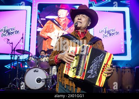 BARCELLONA, ESPAÑA – ABRIL 7. Los Tigres del Norte en concierto como parte del Guitar BCN en al Auditori del Fòrum en Barcelona Foto Stock