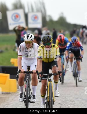 La campionessa del mondo Lotte Kopecky (a sinistra) sulla strada per Roubaix insieme a Marianne Vos dei Paesi Bassi Foto Stock