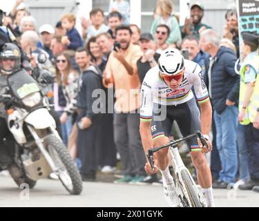 Il campione del mondo Mathieu van der Poel sta per arrivare alla vittoria nell'edizione 2024 di Parigi-Roubaix Foto Stock