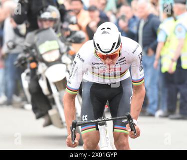 Il campione del mondo Mathieu van der Poel sta per arrivare alla vittoria nell'edizione 2024 di Parigi-Roubaix Foto Stock