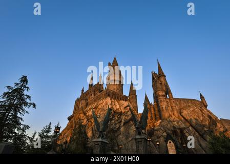 Tramonto sul Castello di Hogwarts al Wizarding World of Harry Potter negli Universal Studios di Hollywood - Los Angeles, California Foto Stock