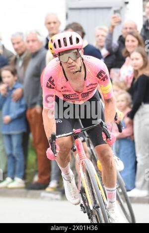 Stefan Bissegger di EF Education - EasyPost in viaggio per Roubaix nell'edizione 2024 della gara su strada Parigi-Roubaix Foto Stock