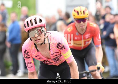 Stefan Bissegger di EF Education - EasyPost in viaggio per Roubaix nell'edizione 2024 della gara su strada Parigi-Roubaix Foto Stock