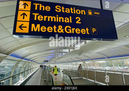 Passerella inter-terminal presso l'aeroporto di Manchester, Inghilterra, Regno Unito. Foto Stock