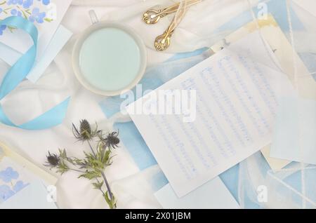 Scrivania di un artista (musicista), drink blu, spartiti musicali e decorazioni blu. Foto Stock