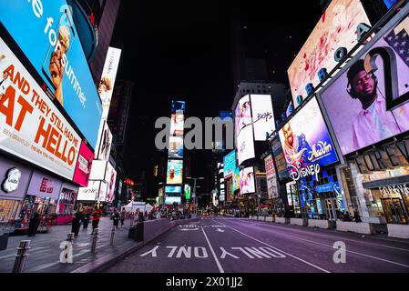 Late Night on 7th Avenue a Times Square - Manhattan, New York City Foto Stock