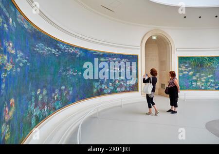 Ninfee serie Nympheas dipinta da Claude Monet, il Musee de L'Orangerie Museum, les Tuileries Parigi, Francia Foto Stock