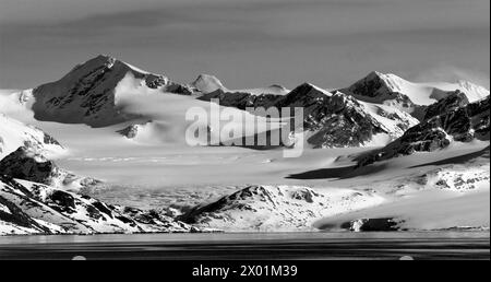 Paesaggio con neve, ghiaccio e marea ghiacciai sulle Svalbard Foto Stock