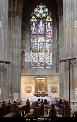 Vienna, Austria. Vista interna della Chiesa votiva di Vienna. Iscrizione: L'arciduca Ferdinando Massimiliano Imperatore del Messico fu l'iniziatore della costruzione di questa chiesa Foto Stock