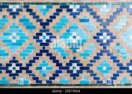 Design con piastrelle quadrate blu. Decorazioni murali a mosaico antico con motivi arabi, vista frontale Foto Stock