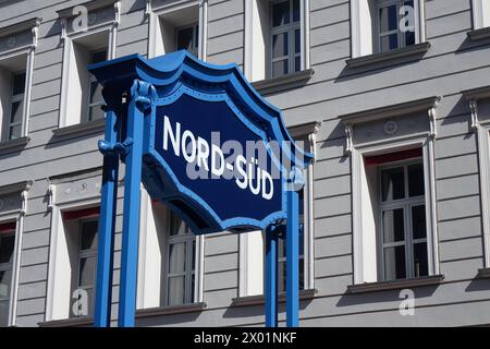 U-Bahneingang Nord-Süd U-Bahneingang Nord-Süd, 06.04.2024, Mitte, Friedrichstrasse, Berlino, der neue Schriftzug Nord-Süd befindet sich am stillgelegten U-Bahnhof Französische Strasse. *** U Bahnneingang Nord Süd U Bahnneingang Nord Süd, 06 04 2024, Mitte, Friedrichstrasse, Berlino, il nuovo cartello Nord Süd si trova presso la stazione della metropolitana Französische Strasse in disuso Foto Stock