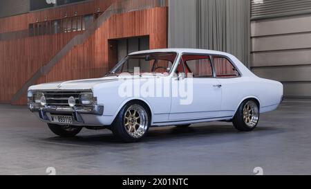 Bilbao, Spagna - 11 novembre 2023: 1970 Opel Commodore A 2500S (Limousine 2 porte) in parcheggio coperto Foto Stock