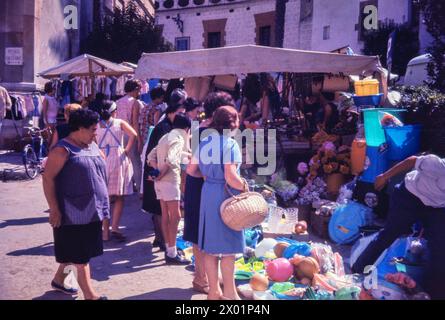 Mercato di strada a Sitges, Spagna, nell'agosto 1965. Storico mercato degli anni '1960 Foto Stock