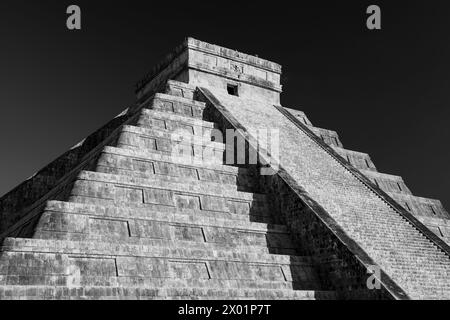 Piramide maya di Kukulkan in bianco e nero, Chichen Itza, Messico. Foto Stock