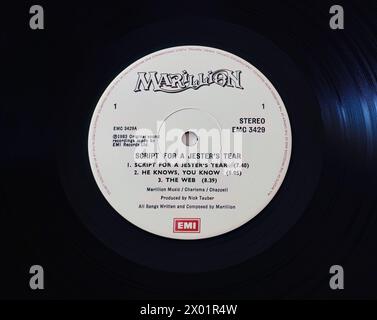 Foto ravvicinata di un'etichetta centrale su una tiratura originale del 1983 di un disco in vinile LP lungo riproduzione script for a Jester's Tear di Marillion Foto Stock