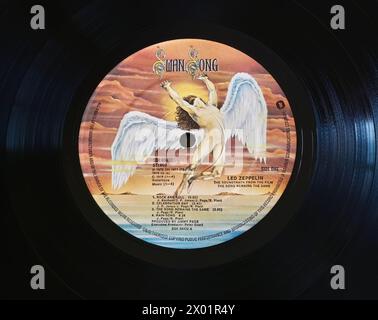 Foto ravvicinata di un'etichetta centrale su un disco originale in vinile LP del 1976 la colonna sonora del film The Song rimane la stessa LED Zeppelin Foto Stock