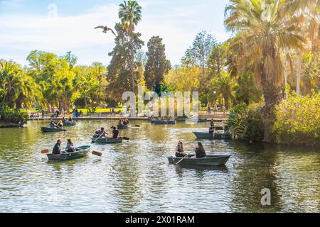 Bötchen fahren im Park la Ciutadella Parc de la Ciutadella in der Altstadt von Barcelona, spagnolo Barcellona Katalonien Spanien *** gite in barca a la ci Foto Stock