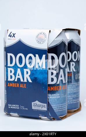 Confezione di quattro lattine Sharps Brewery Doom Bar Amber Ale su sfondo bianco Foto Stock