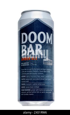 Barattolo di Sharps Brewery Doom Bar Amber Ale su sfondo bianco Foto Stock