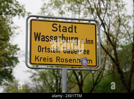 Wasserburg am Inn, Germania. 09 aprile 2024. L'indicazione della città di Wasserburg, quartiere di Gabersee, all'ingresso della clinica Inn-Salzach. Crediti: Uwe Lein/dpa/Alamy Live News Foto Stock