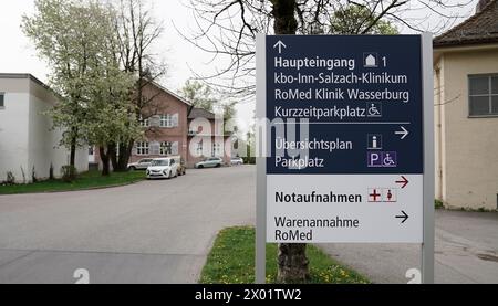 Wasserburg am Inn, Germania. 09 aprile 2024. L'area d'ingresso dell'Inn-Salzach-Klinikum Gabersee. Si dice che un uomo forse mentalmente instabile abbia ucciso un medico sulla base di una clinica psichiatrica nell'alta Baviera. Crediti: Uwe Lein/dpa/Alamy Live News Foto Stock