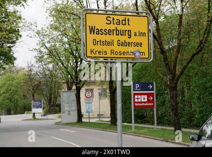 Wasserburg am Inn, Germania. 09 aprile 2024. L'indicazione della città di Wasserburg, quartiere di Gabersee, all'ingresso della clinica Inn-Salzach. Crediti: Uwe Lein/dpa/Alamy Live News Foto Stock