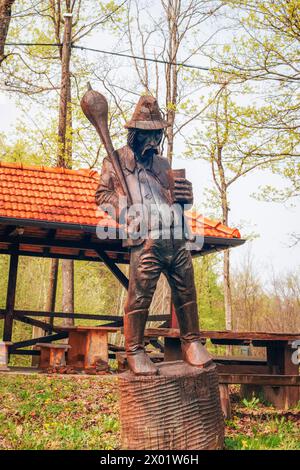 Marija Bistrica Croazia - 1 aprile 2024: Statua scolpita in legno nel Parco delle sculture, Marija Bistrica. Foto Stock