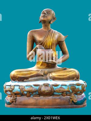 Buddha felice in statua di bronzo, seduta e sorridente mentre tiene in mano una ciotola per elemosina, su un isolato sfondo blu turchese. Foto Stock
